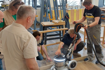 Mehrere Personen arbeiten handwerklich 