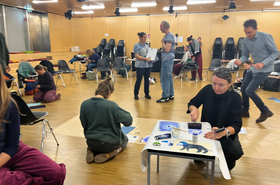 mehrere Personen malen und zeichnen 