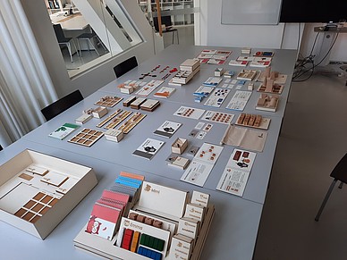 Materialien des Geometriekoffers auf Tisch